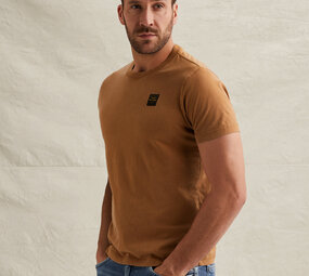 T-shirt avec lavage teint en vêtement et badge jaune