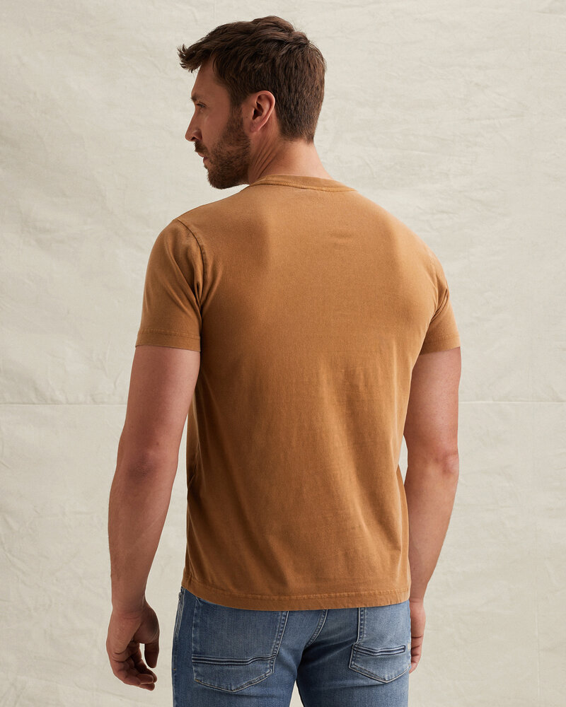 T-shirt avec lavage teint en vêtement et badge jaune T-shirt avec lavage teint en vêtement et badge jaune