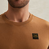 T-shirt avec lavage teint en vêtement et badge jaune T-shirt avec lavage teint en vêtement et badge jaune
