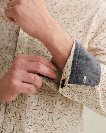 Chemise avec imprimé intégral et col boutonné beige Chemise avec imprimé intégral et col boutonné beige