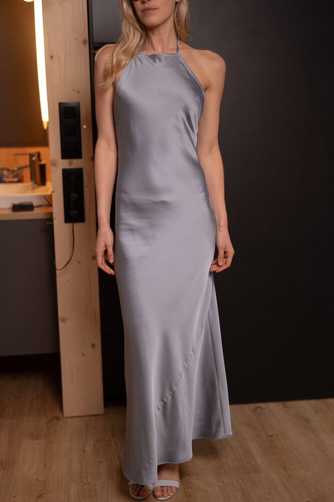 AVERIA longue robe satin bleu