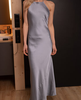 AVERIA longue robe satin bleu