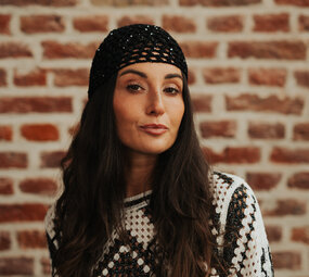 VIORA bonnet en crochet noir