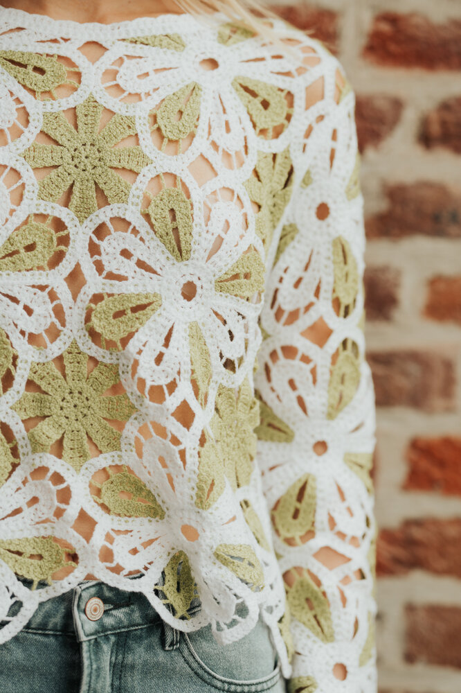MAËLYSSE haut en crochet fleuri vert MAËLYSSE haut en crochet fleuri vert