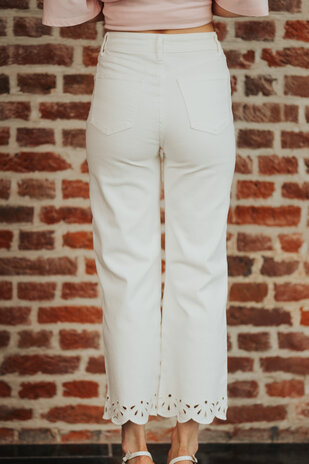 LOLA jean blanc droit à broderie anglaise LOLA jean blanc droit à broderie anglaise