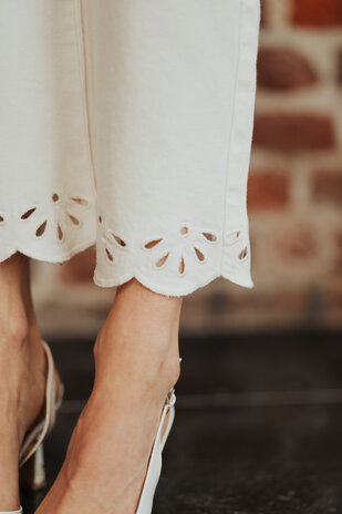 LOLA jean blanc droit à broderie anglaise LOLA jean blanc droit à broderie anglaise