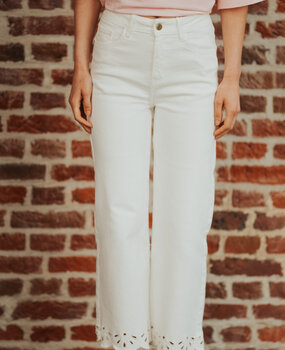 LOLA jean blanc droit à broderie anglaise