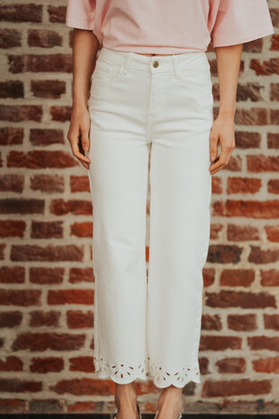 LOLA jean blanc droit à broderie anglaise LOLA jean blanc droit à broderie anglaise