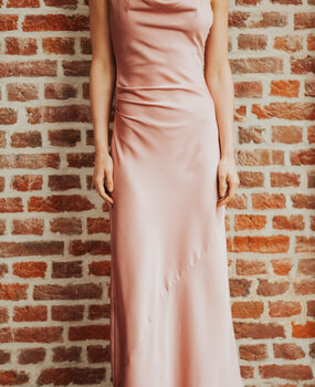 LEANIE robe longue satinée rose