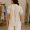 Chemise Fleurie Écrue à Volants EVELIA Chemise Fleurie Écrue à Volants EVELIA