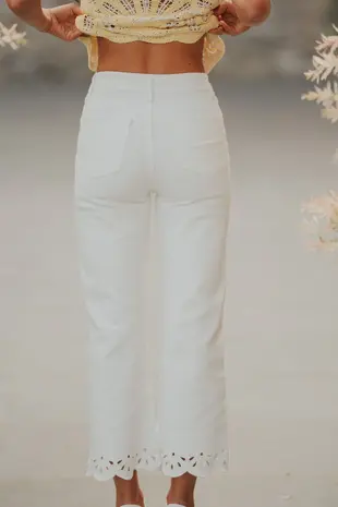 LOLA jean blanc droit à broderie anglaise LOLA jean blanc droit à broderie anglaise