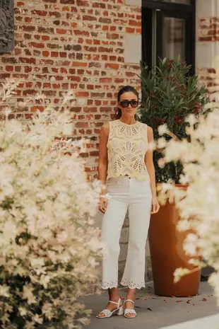 LOLA jean blanc droit à broderie anglaise LOLA jean blanc droit à broderie anglaise