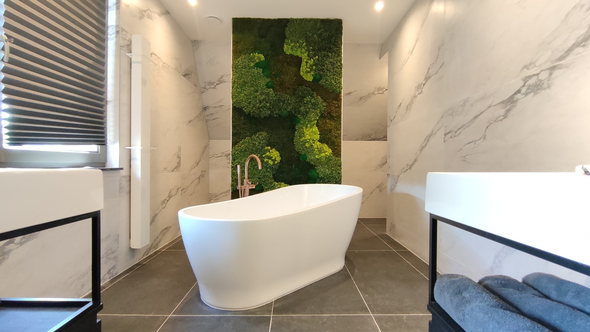 Mooswand im Badezimmer