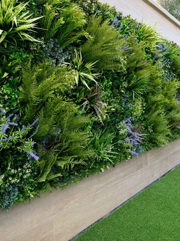 UV-resistente groene wand op een tuinmuur buiten