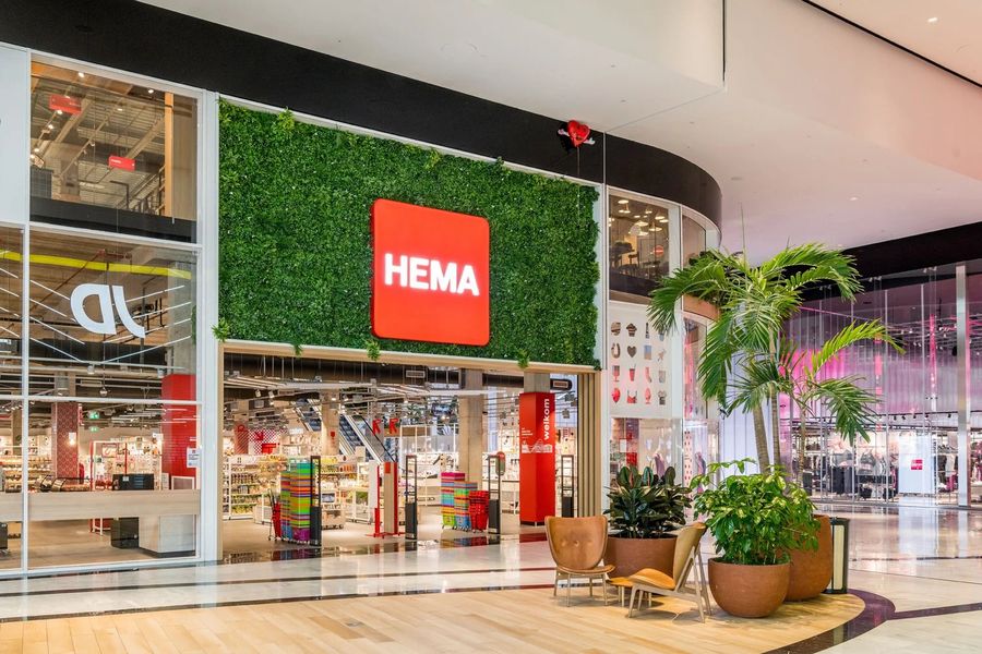 Groene wand met logo in de HEMA Flagstore