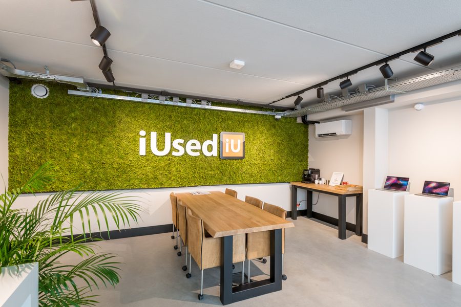 De moswand bij iUsed Refurbished