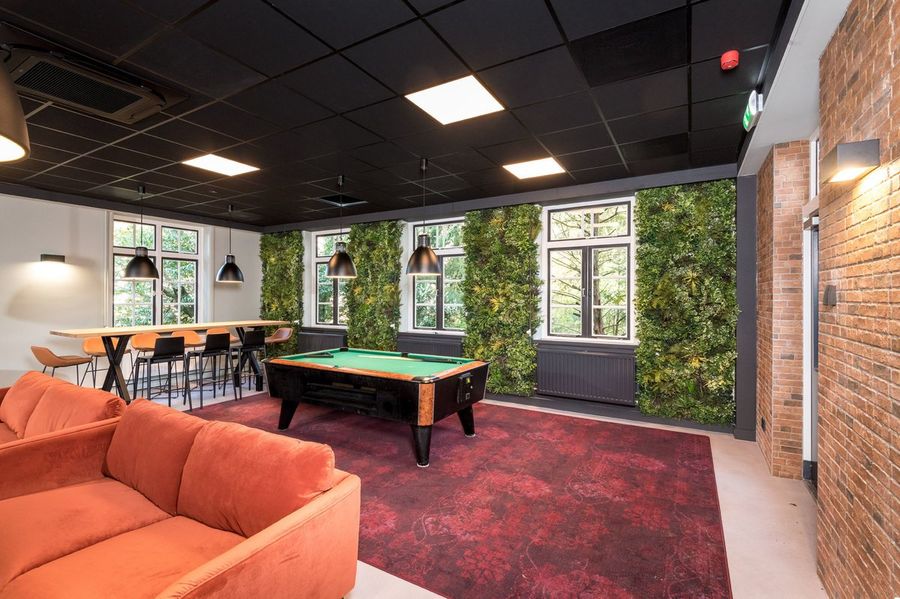 De groene wand in het manschappenverblijf in Doorn