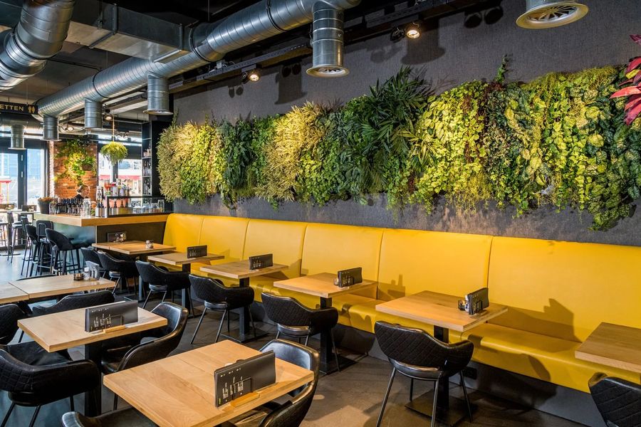 De groene wand in Café Restaurant Fellini