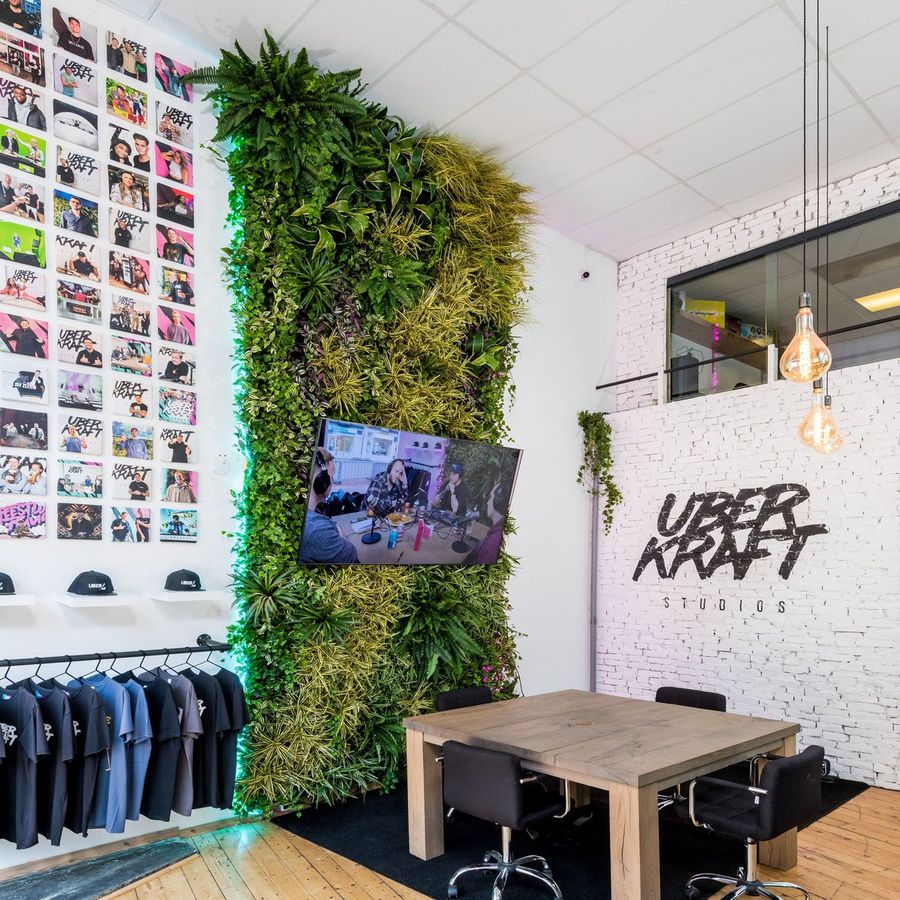 De groene wand bij UBERKRAFT Studio
