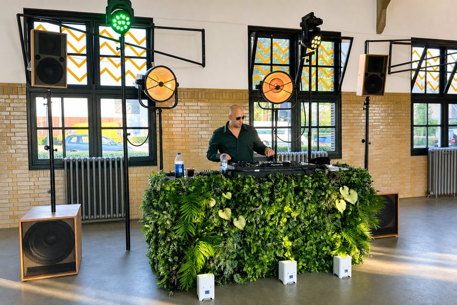 DJ-booth met groen