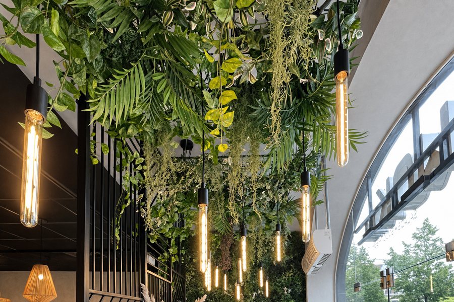 Restaurant met jungleplafond