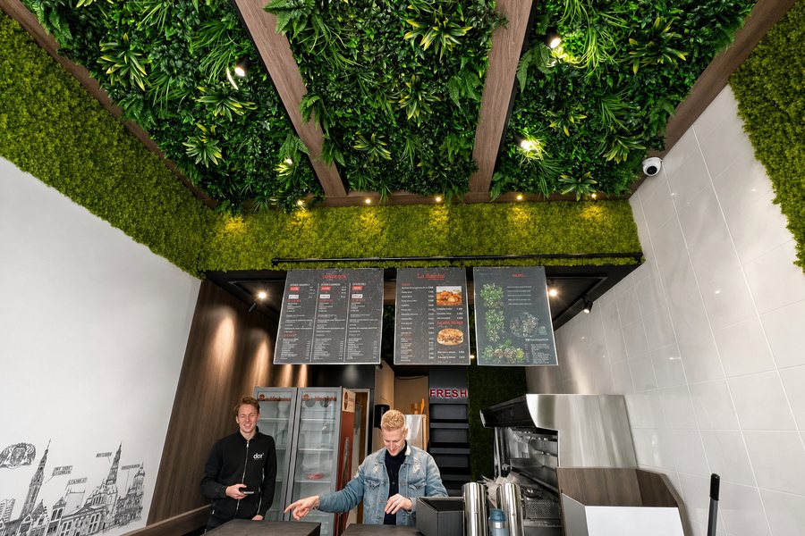 Groen plafond in een snackbar