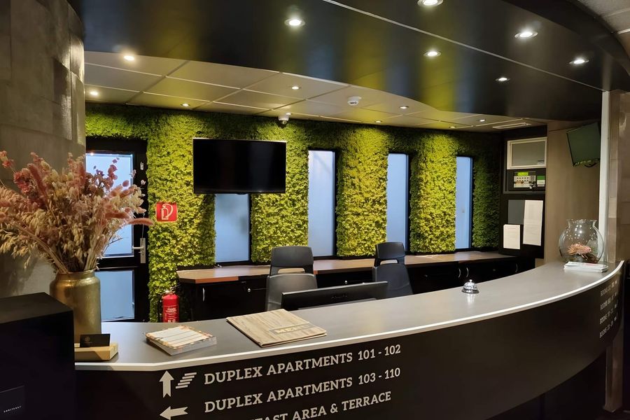 Hotelreceptie met moswanden