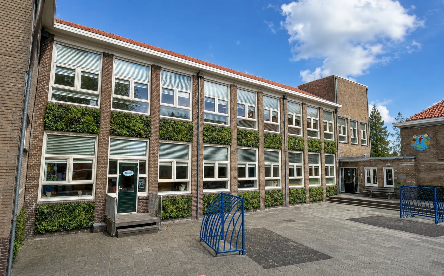 Groene gevel aan een schoolgebouw