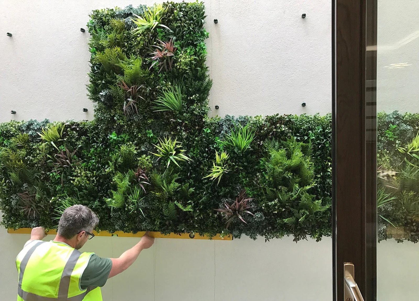 Bevestiging van de CoolPlantWall-panelen met beugels