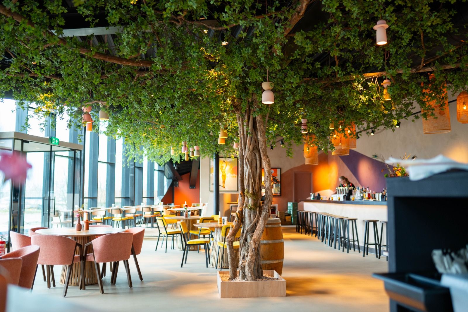 Maßgefertigter Baum im Restaurant: Innenraumbegrünung