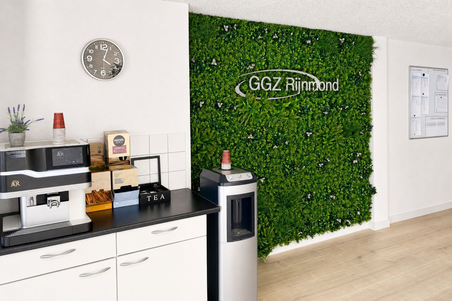 GGZ Rijnmond: grüne Wand