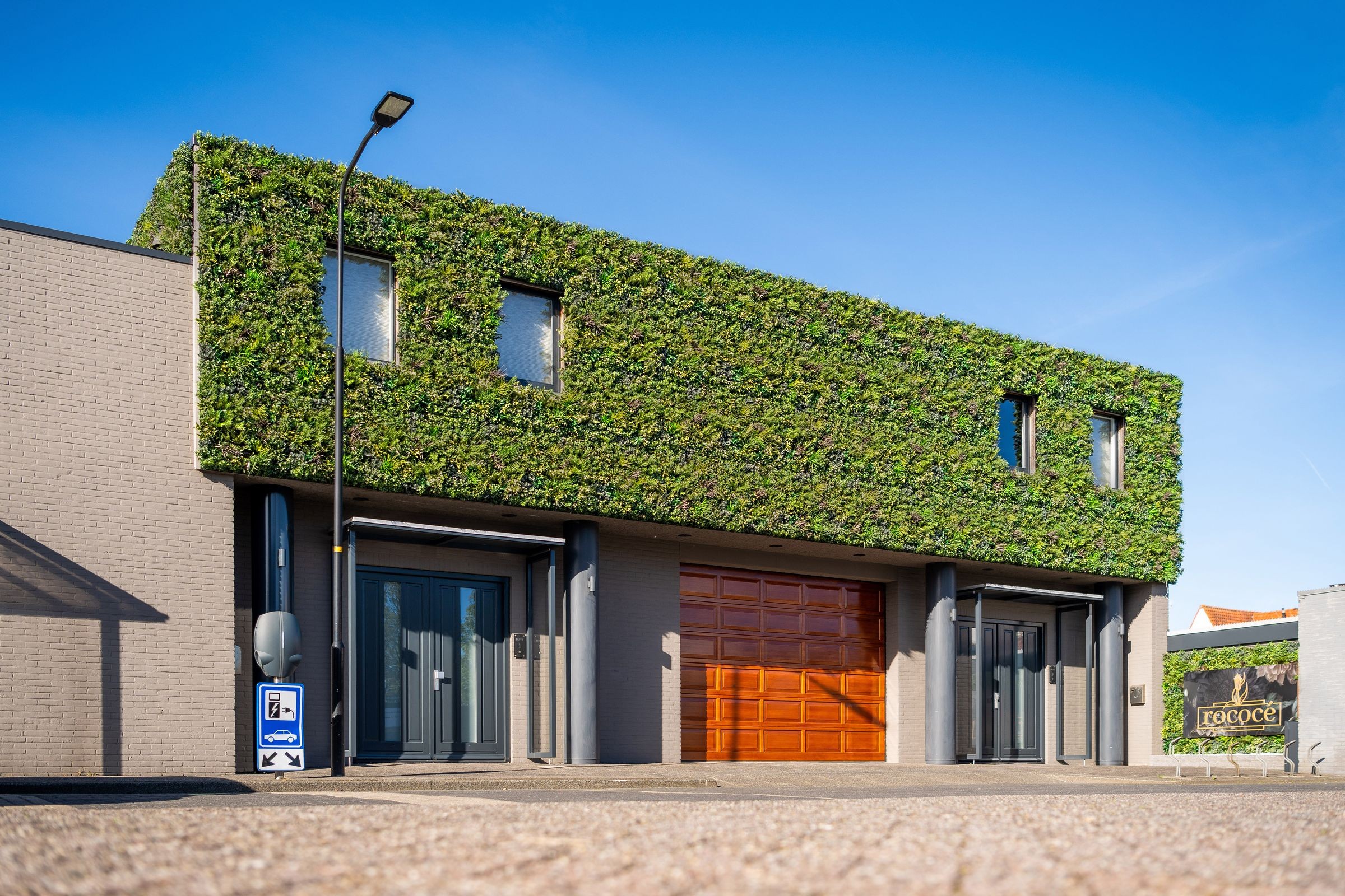 Uitvaartverzorging Eeken: grüne Fassade