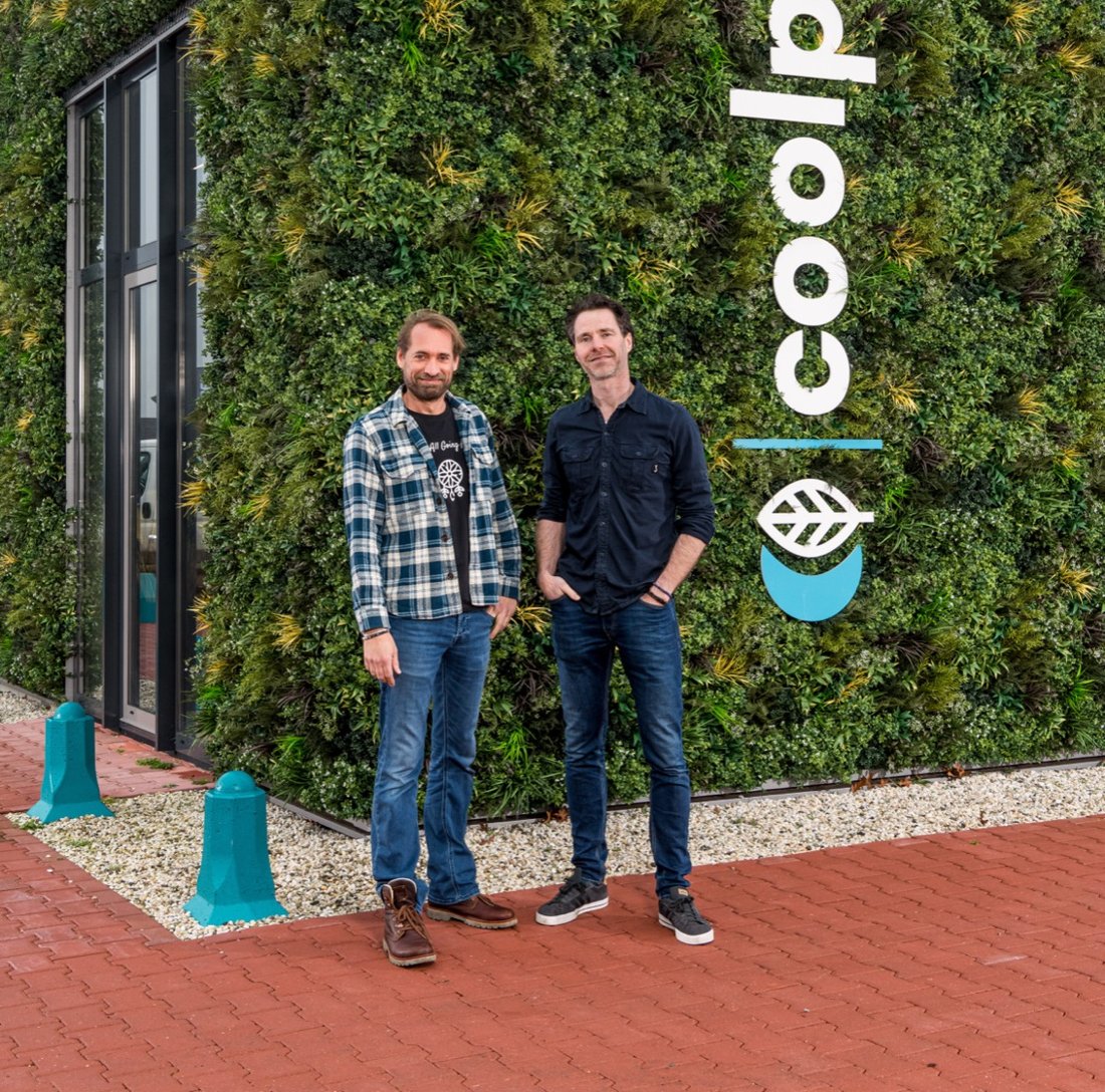 Die Gründer Rinze de Leeuw und Lennard Duijvestijn vor der grünen Fassade von Coolplant in Joure