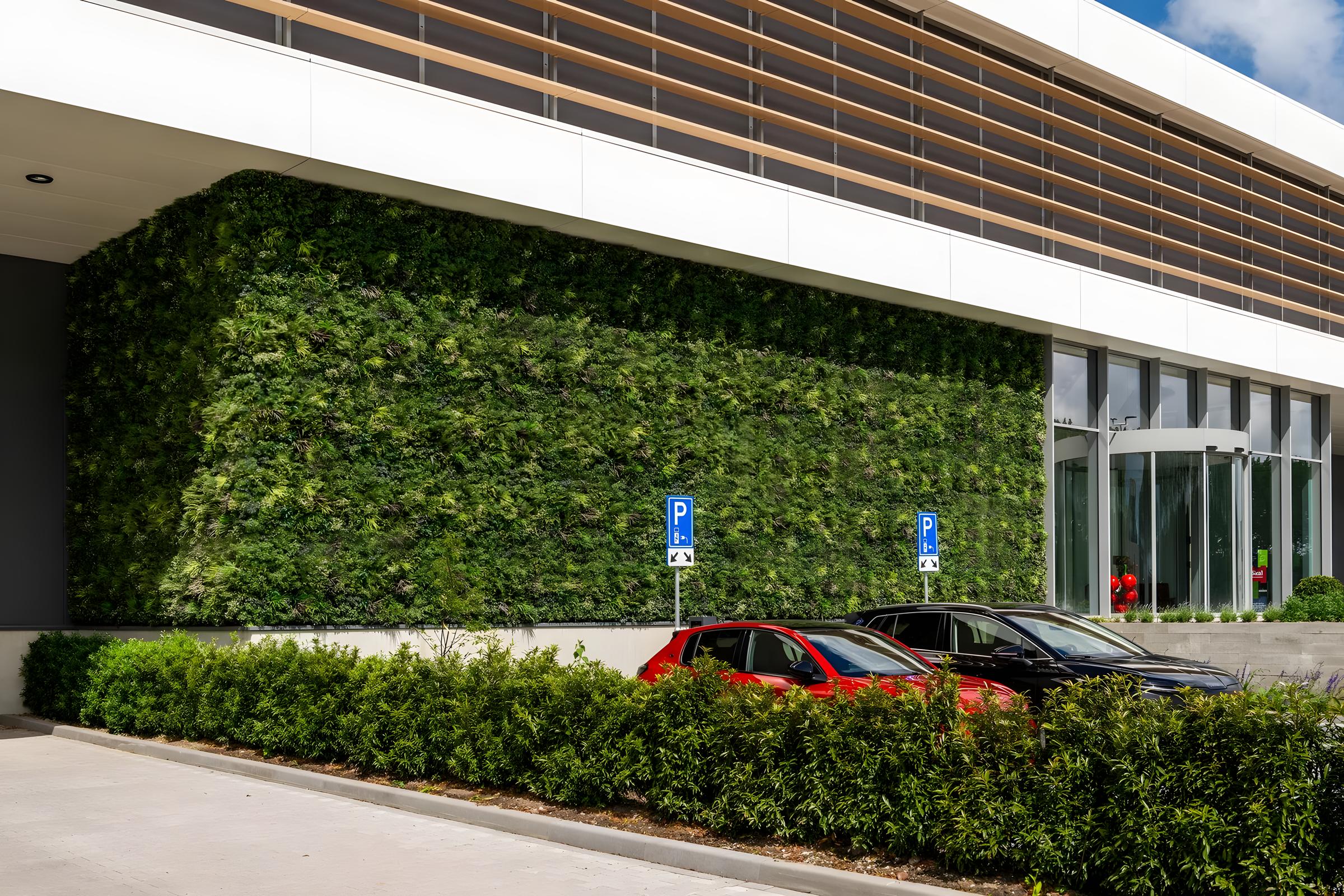 Groene gevel met CoolPlantWall-panelen bij een kantoorpand