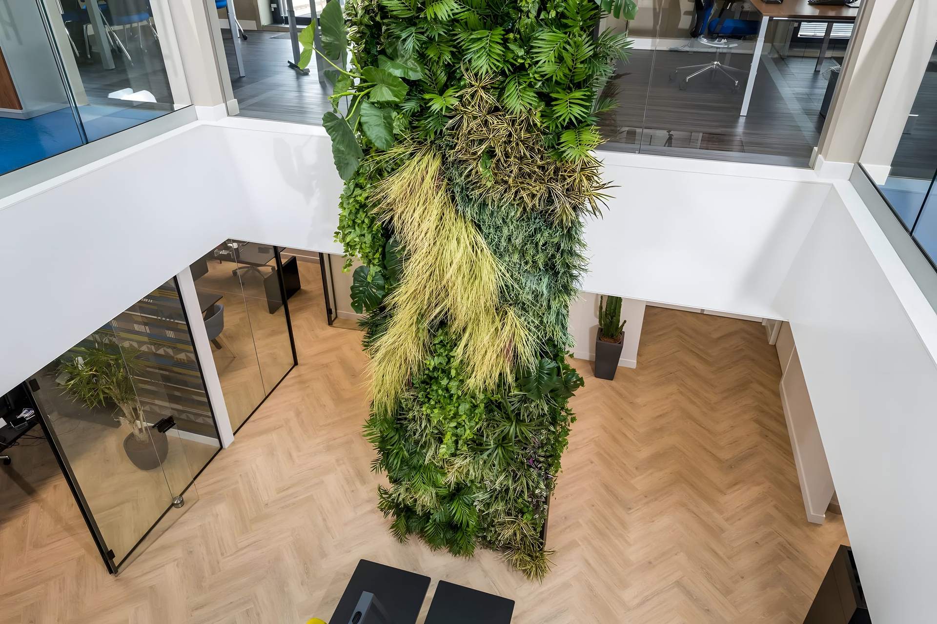 Plantenwand op maat in een atrium