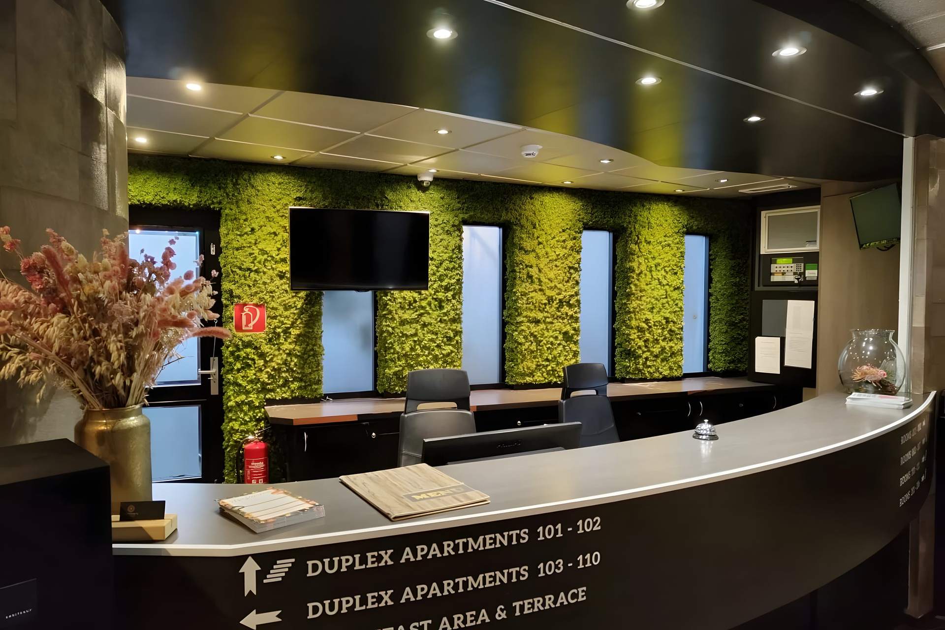 Hotelreceptie met moswanden