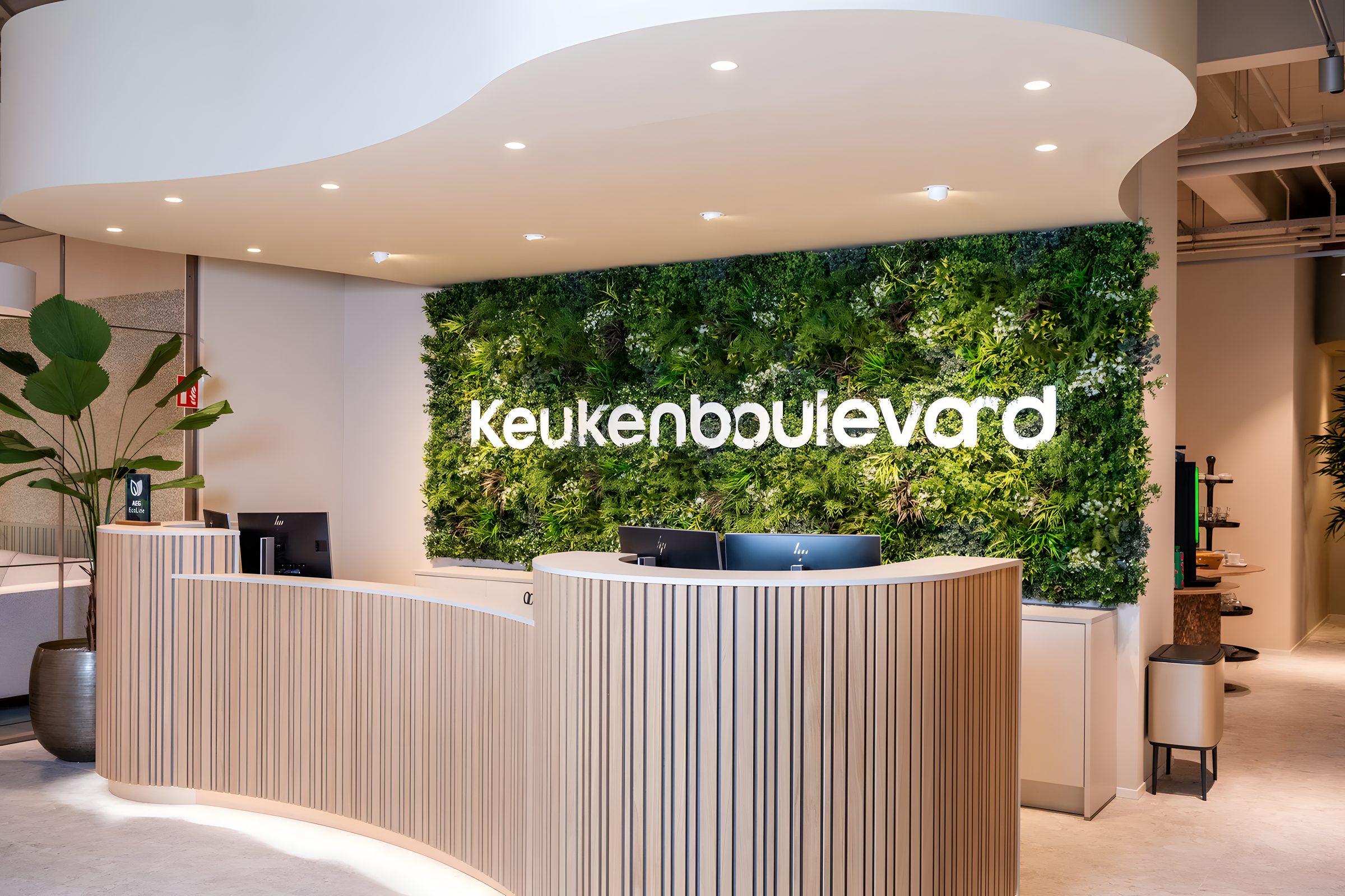 Plantenwand achter de receptie van Keukenboulevard