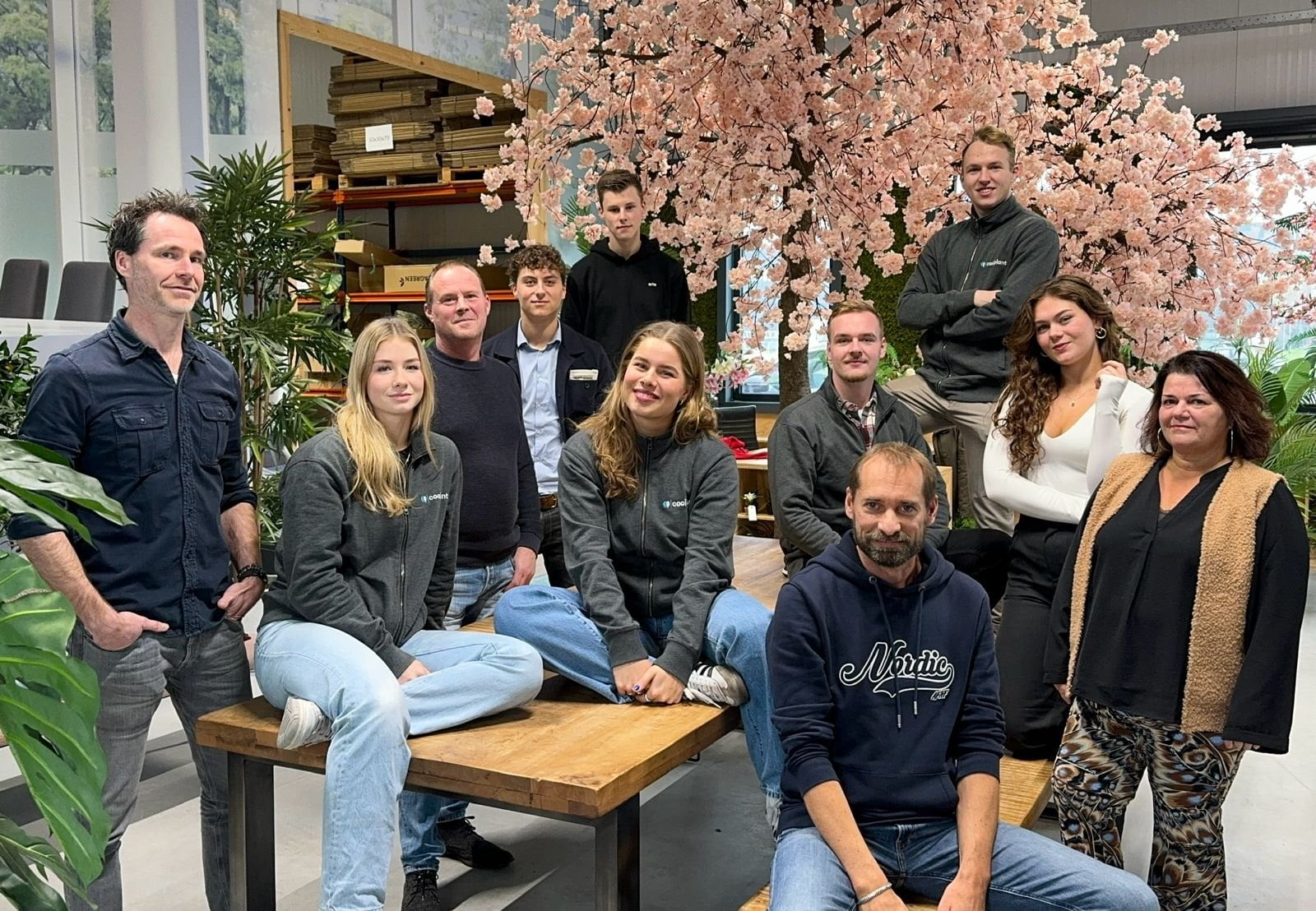 Het team van Coolplant onder een bloesemboom in de showroom in Joure