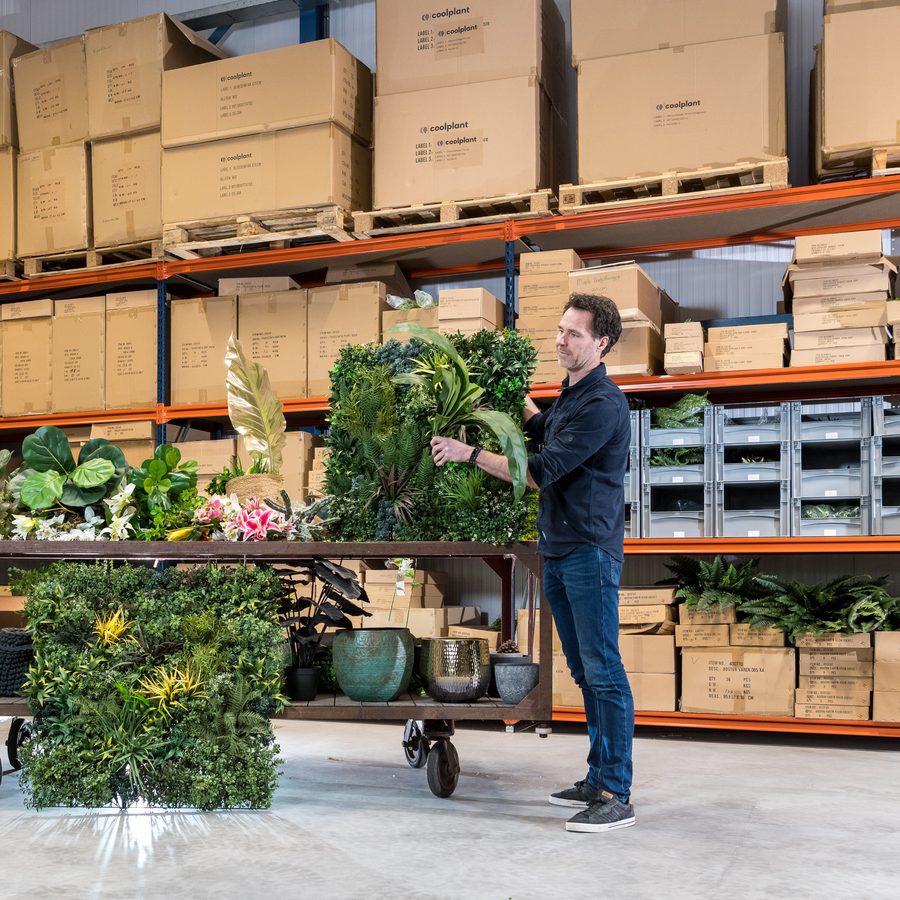 Magazijn in Joure met wandpanelen en kunstplanten