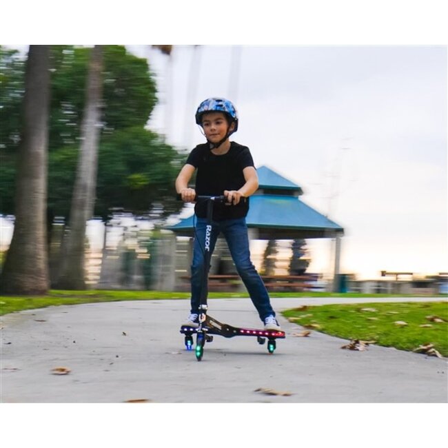 Wiggler Step Razor Powerwing Lightshow Zwart