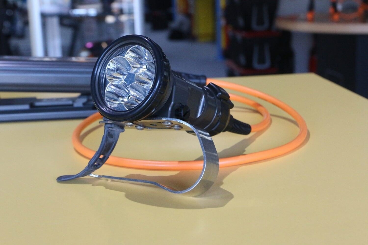 How do I choose a dive light-2