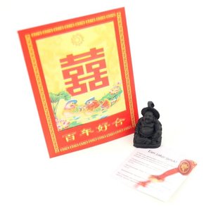 Rood Chinees gelukszakje met een klein boeddhabeeldje
