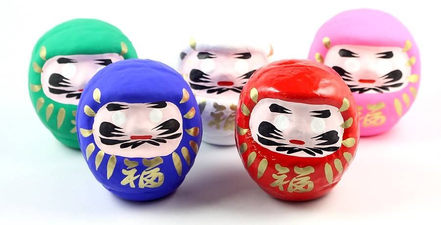 Daruma in 5 kleuren - daruma laat je wensen uit komen op allerlei gebieden.