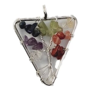 Zilverkleurige driehoek hanger tree of life met chakra steentjes