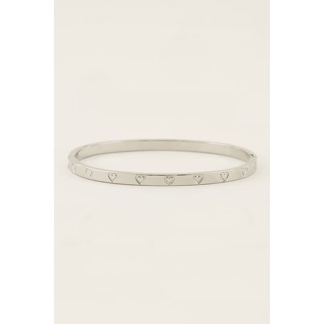 Bangle met gegraveerde hartjes zilverkleurig