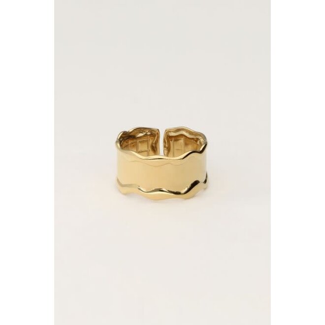 Statement ring met wave en structuur goudkleurig