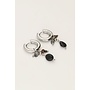 Kleine oorringen met zwarte steentjes zilverkleurig