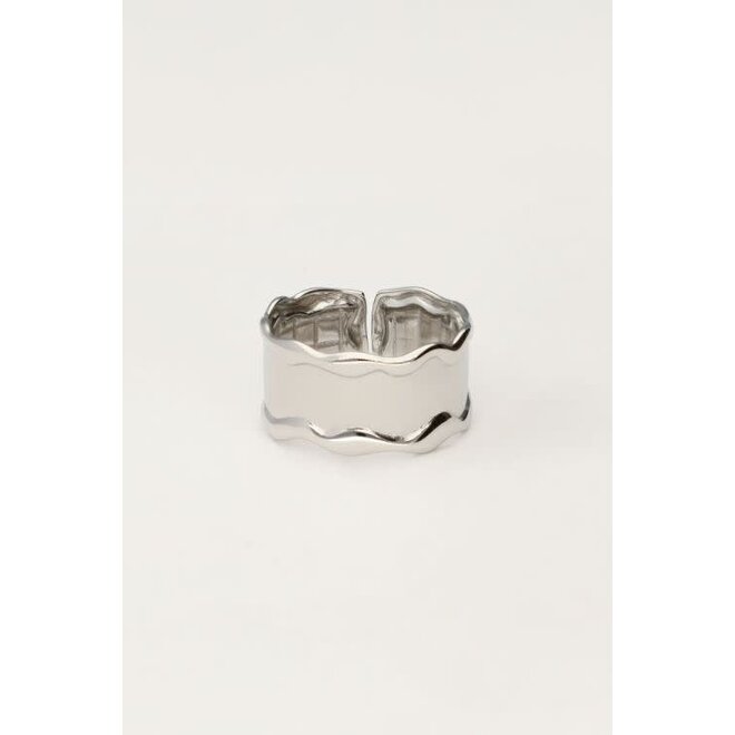 Statement ring met wave en structuur zilverkleurig