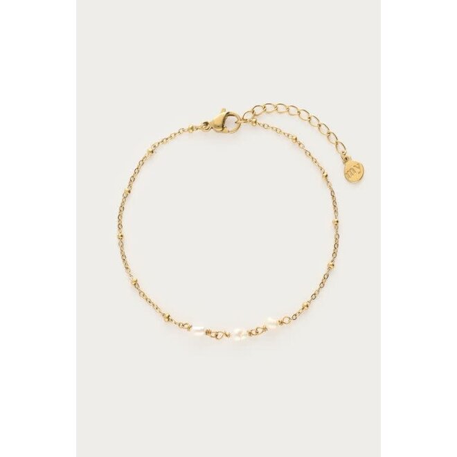 Armband met drie zoetwaterparels & bolletjes