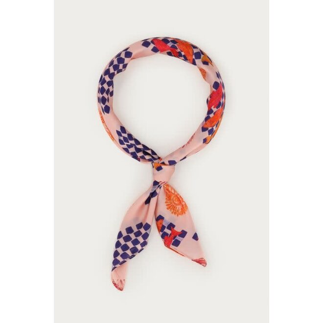 Roze satijnen look sjaal met vissen